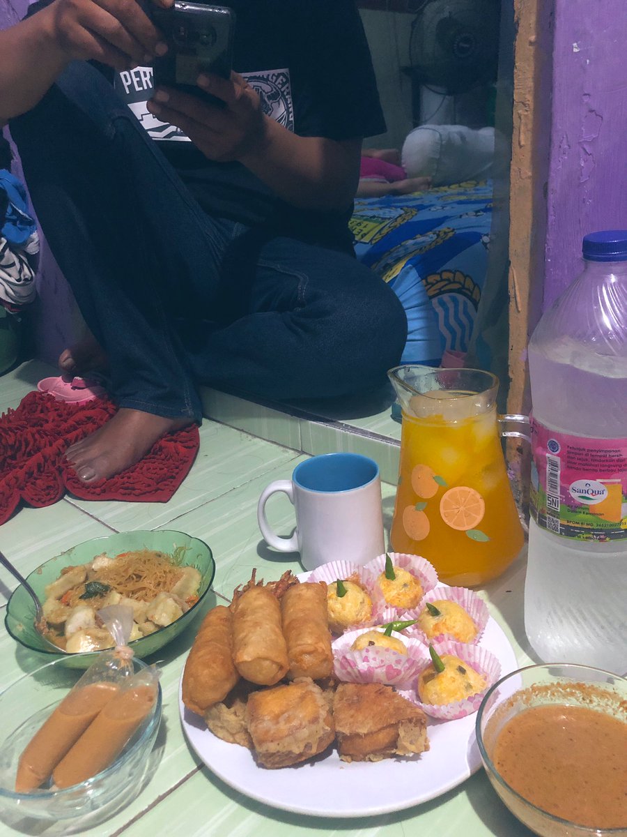 indahdhanif's tweet photo. Perdana loh ini buka puasa bareng suamik. Hahaaa sok sibuk sih loo @Provokatroo https://t.co/fTs6qcbh5l