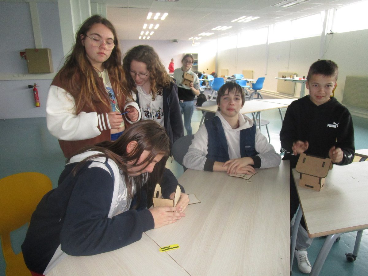 [LIAISON COLLÈGE-LYCÉE]

En début de semaine, les élèves de la SEGPA du @clgpasteurstlo (6è et 5è) ont été invités à découvrir et à profiter de l'#EducLab du Lycée <a href="/Curie_Corot/">Curie Corot</a> ! Merci à M. CHALLE et Mme POISSON pour ce projet fort enrichissant !