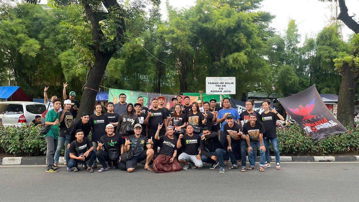 Alvinarancia17's tweet photo. Berbagi takjil bersama @bonekpersebaya di lamer Kalibata
#JS35 https://t.co/xoeUWcFXfn