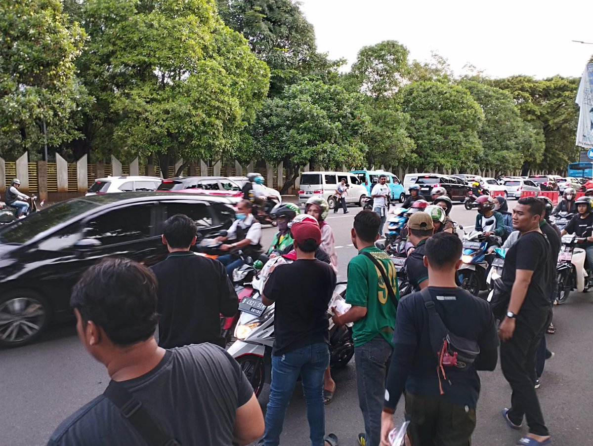 Alvinarancia17's tweet photo. Berbagi takjil bersama @bonekpersebaya di lamer Kalibata
#JS35 https://t.co/xoeUWcFXfn