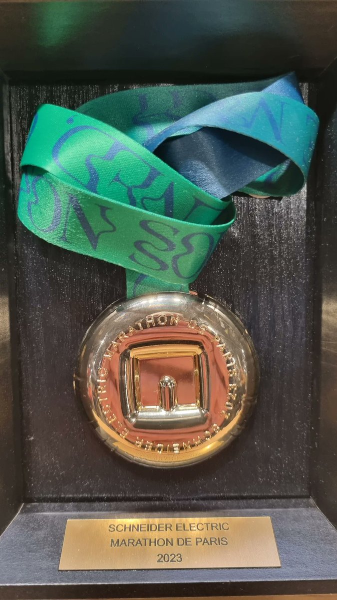 Gros plan sur la médaille du marathon de Paris 2023.
Bon courage à tous les coureurs
#Marathon #PARIS #endurance #running