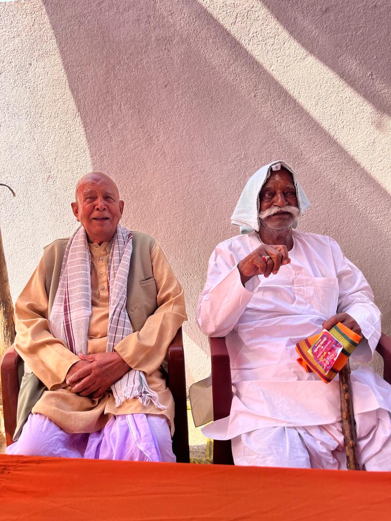 YogendraaPratap's tweet photo. हमारे समाज के दो प्रमुख धरोहर।
पूर्व विधायक अभिभावक स्वरूप बाबू निरंजन प्रसाद सिंह एवं मेरे बाबूजी पूर्व विधायक श्री रामलखन सिंह के साथ कुछ अनमोल लम्हें...🙏🙏
#Good_Feeling
#Good_moment https://t.co/IkM3ZoPAjb