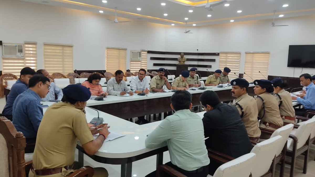 JMRoorkee's tweet photo. A coordination meeting between the administration and the police regarding law and order was held today. The meeting was attended by senior officials from the administration and police, including the District Magistrate, Superintendent of Police, and other key officials. https://t.co/x82xHX7CKd