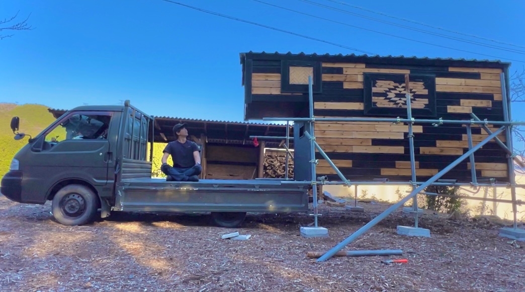 実はこのキャンピングカーは1人でも外せる設計に。今年も結局ジャッキアップするという新しいようで古典的な方法で...。ということで軽いトラック生活も楽しもう🚚

youtu.be/0U642_W1O-Y