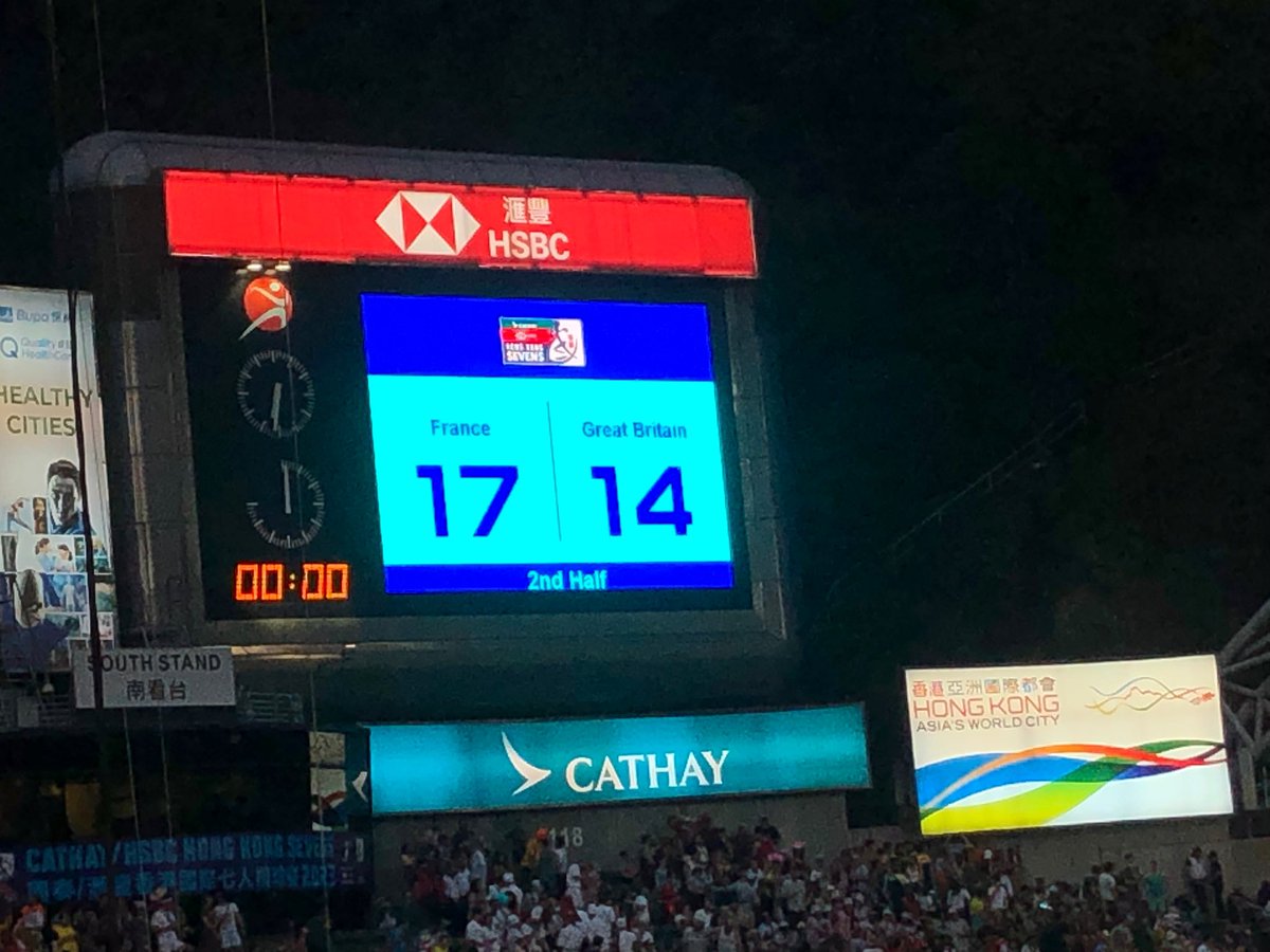 Comme les filles ce matin, 3 matchs, 3 victoires pour l’équipe de France masculine aux Hong Kong Rugby 7 🏉 ! En route pour les quarts de finale demain. Allez les Bleus ! 🇫🇷🎉 #HK7s @FranceRugby