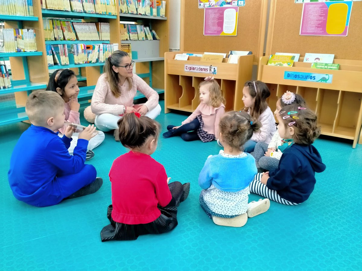 BPECuenca's tweet photo. 👧👦 Esta mañana, en nuestro #ClubDeLectura #Prelectores, han trabajado con el libro «Un culete independiente», de ✍️ José Luis Cortés y 🖌️ Avi.
Jenny @encuentada ha fabricado su propio «culito independiente» y cada peque ha hecho su caquita 💩
#ActividadesEnLaBiblioteca https://t.co/g10BAVXc7j
