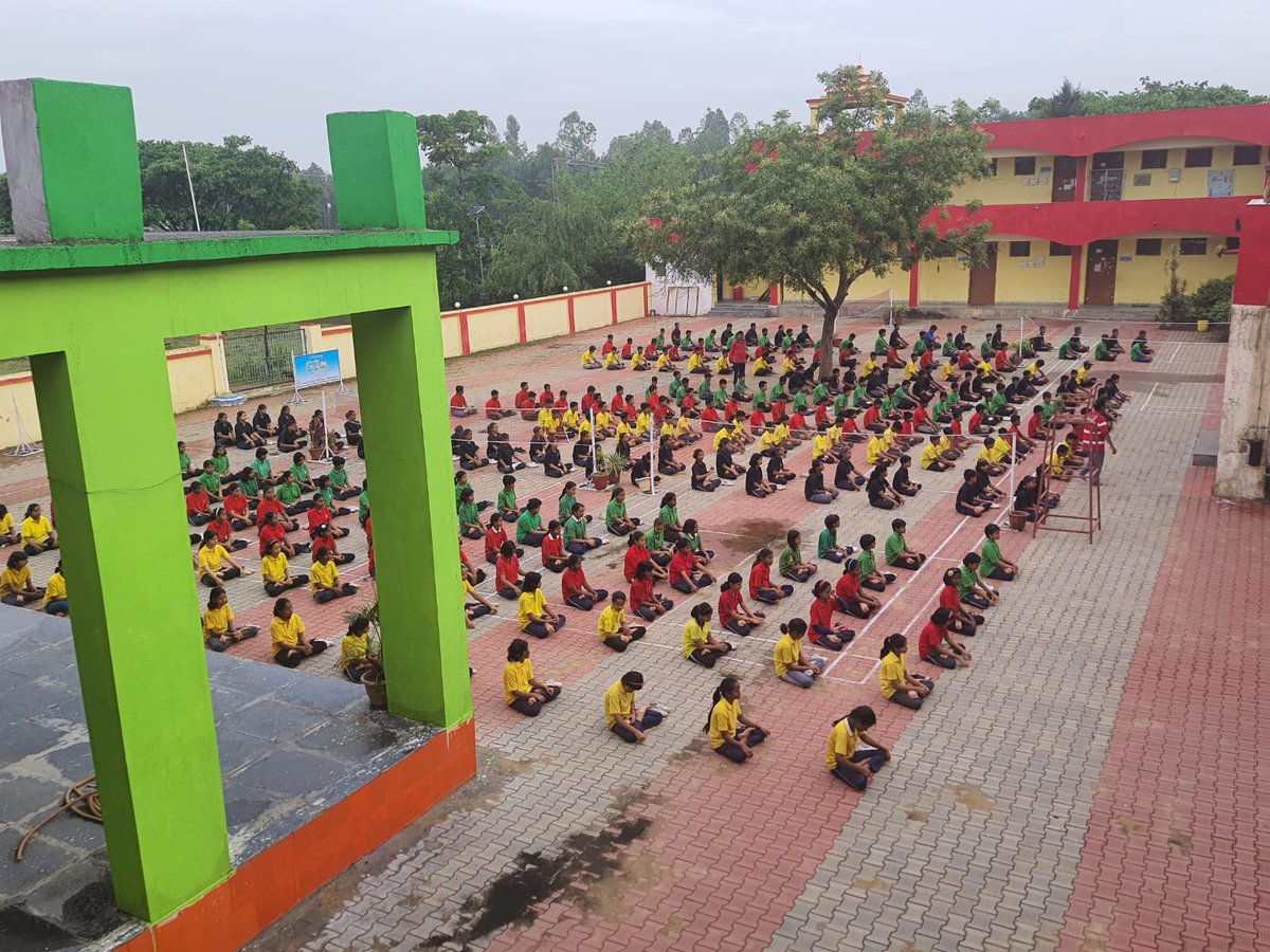 dpradhanbjp's tweet photo. Glad to share that students from all academic institutions under GoI—schools, JSSs, universities, Institutes of Eminence, IIT, IIM, NIT are celebrating India’s #G20 Presidency through month-long academic activities centred around the theme ‘One Earth, One Family, One Future.’ https://t.co/sk5gReQwQE