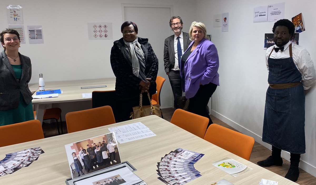 EmmanuelCapus's tweet photo. Heureux d’inaugurer les nouveaux locaux du restaurant apprenant @Agape_Anjou labellisé @produitenanjou. Un bel outil au service de la #pédagogie et qui  répond aux besoins des #entreprises et de nos #jeunes 
#Agapé #ecoledeproduction #UnionpourlEnfance #AgapeAnjou #MinAngers https://t.co/F52bPehBSz