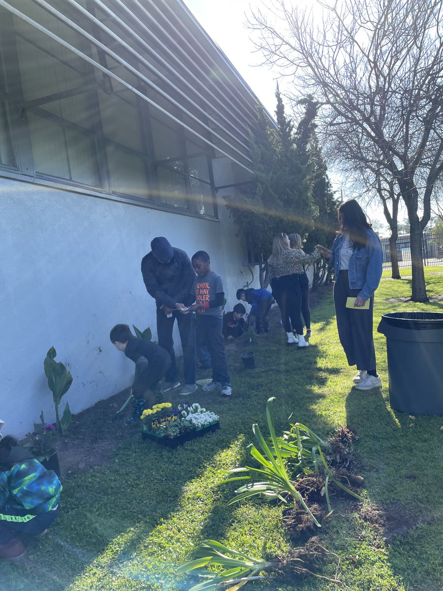 UnsworthPrinc's tweet photo. To honor Cesar Chavez, our BELIEVE Club along with Unsworth United, led our school community in a day of service. #wemakeadifference ⁦@DowneyUnified⁩ ⁦@DowneyTeacher⁩ https://t.co/TFI5BiPcoz