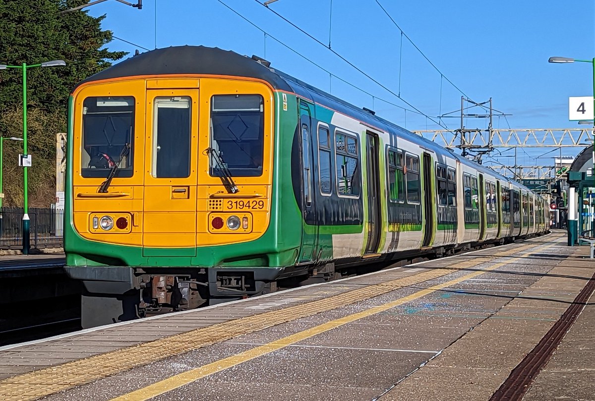 DownOnTheStour's tweet image. Behold the greatest trains on the network today🙏

Anyone who says otherwise are wrong! 

#class319 #class769 #class376 #AprilFoolsDay