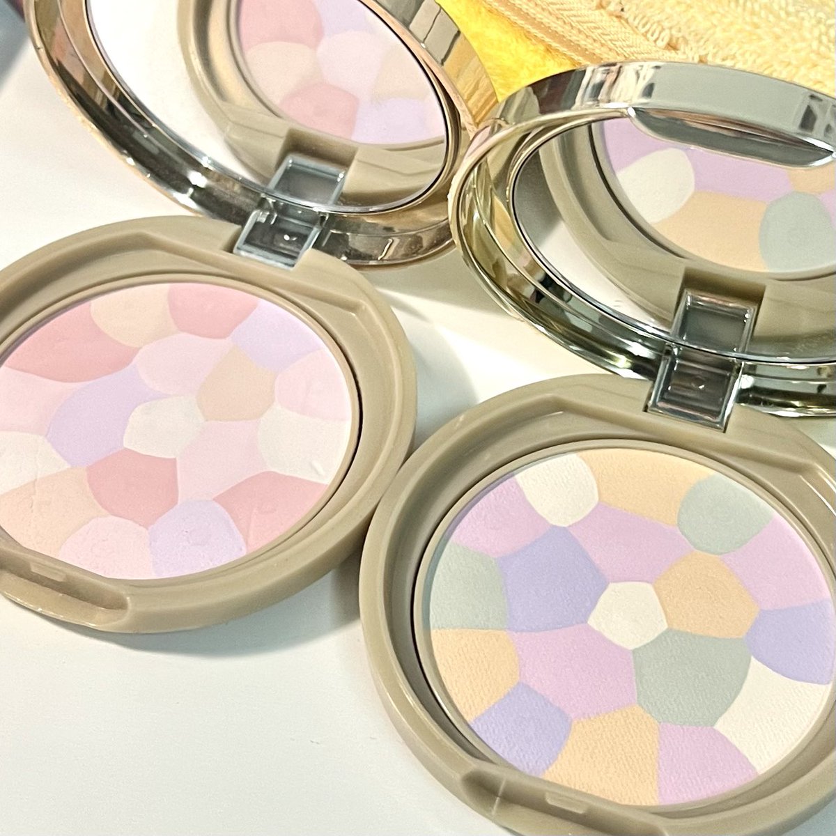 แป้งลูกรัก ผิวสวย เบลอผิวกริบ สวยจนงง ชอบที่ทาแล้วไม่ดูหนาเลย ใช้ทั้งสองสี ชอบบ