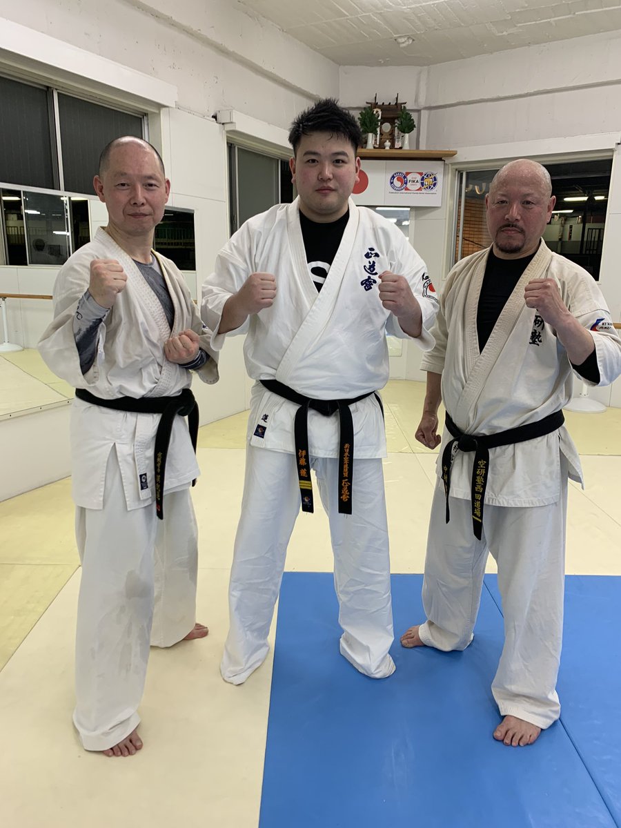 正道会館の沢田先生にお誘い頂き、30数年ぶりに青春時代を過ごしました正道会館総本部で皆さんと組手をさせて頂きました。
沢田先生、伊藤先生、中田先生、GEN君、ご参加の皆様ありがとうございました。
押忍