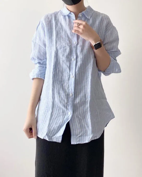 【ユニクロ】サッと羽織るだけでオシャレ!着回し力バツグンの「ゆったりトップス」春夏コーデでガンガン使えます!ユニクロの「プレミアムリネンストライプシャツ」は、爽やかなブルーのストライプ柄。羽織にしたり斜めがけしたり、1枚あると色々な使い方ができますよ! 