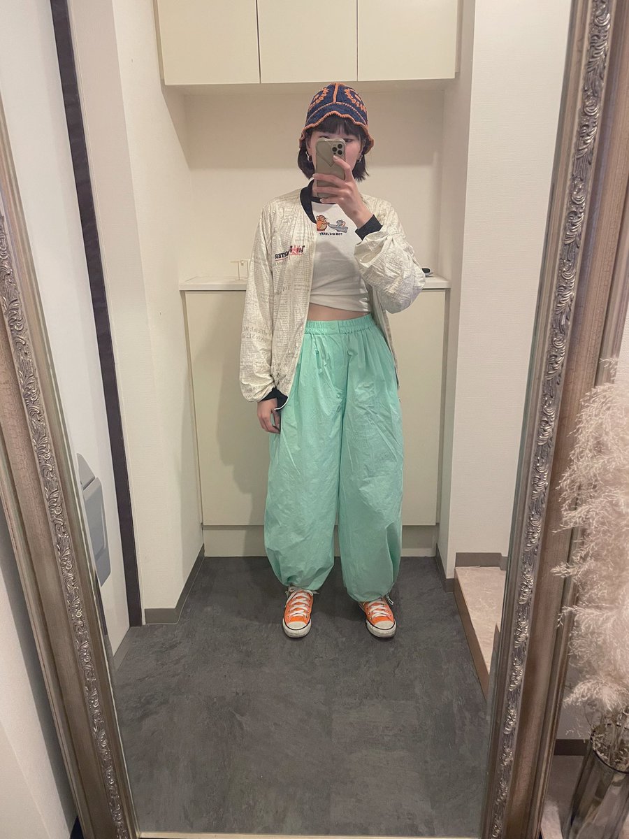 im_ichi_'s tweet photo. 昨日CITENでゲットした春色ナイロンパンツ+お気に入りのペーパージャケット+蛍光オレンジコンバース🍊
カラフルな色味で春を感じてる https://t.co/akL0u10tr2