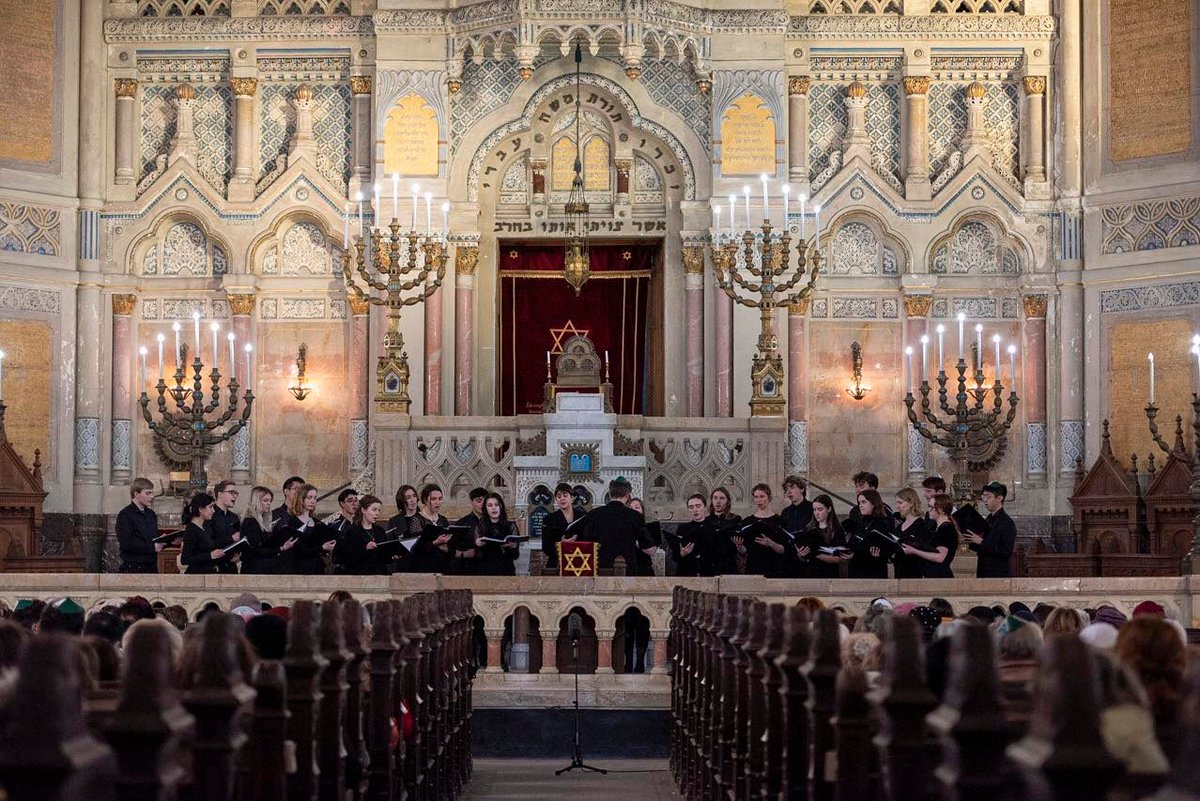 Would you just look at the beautiful places that our incredible @EmmanuelChoir travel to! Atm they're in Hungary & performed an absolute smorgasbord of tunes (inc. Gibbons, Tallis & Louis Vièrne) for a huge congregation in the spectacular surroundings of the Szeged Synagogue ✨🎼