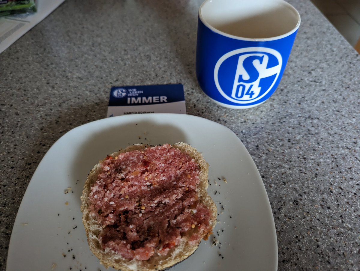 netsmurf_de's tweet image. Spieltagsvorbereitung für mein 25. Livespiel in dieser Saison.
Mission #BRAZ Teil 8 - die Bayerstars kommen ehrfürchtig zum ungeschlagenen Rückrundenclub #S04B04 an den Emscherstrand 💙🤍