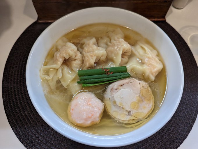 金時@江古田で塩ワンタン麺鶏の旨味が爆発するリッチでグラマラスなスープ。鶏チャーシュー、ワンタン、海老団子。全てに隙のな