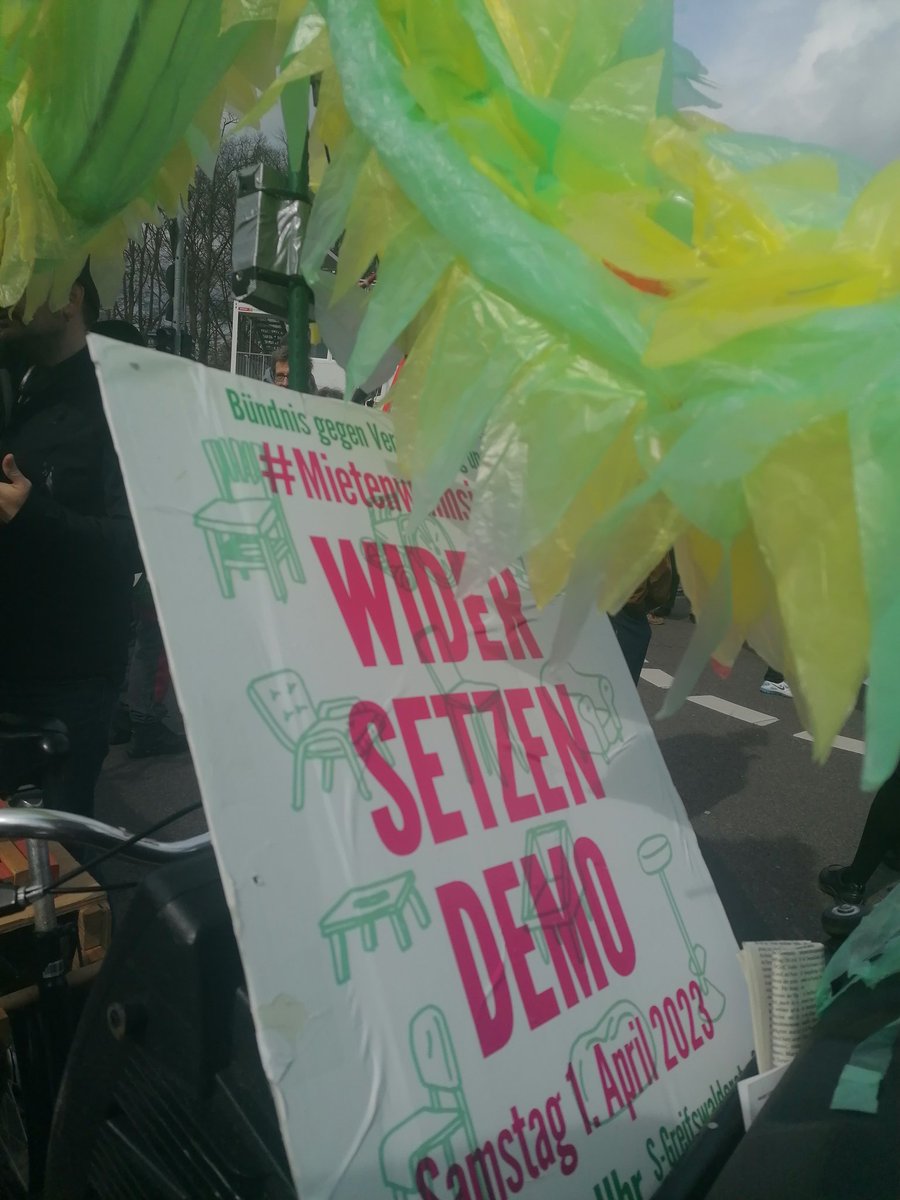 bizimkiez's tweet photo. 16% aller Mieter*innenhaushalte wenden mehr als 40% ihres Einkommens für #Miete auf.
🤜🏽 So nicht! 
Auslaufende Sozialbindungen  führen zu Mietsteigerung &amp; #Verdrängung in großem Stil.
🤜🏽 #Renditewahnsinn stoppen! 
📢 Heute 13 Uhr: Auf die Straße! #HAD2023  #Mietenstopp https://t.co/cNdiIj5M89