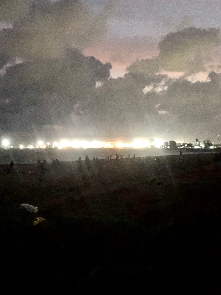 avognes's tweet photo. Le #PortAutonomeDeCotonou 🇧🇯🇧🇯🇧🇯 au crépuscule vu du #PlmAledjo 🇧🇯⁦@portdecotonou⁩ https://t.co/tx1PkvMc6k
