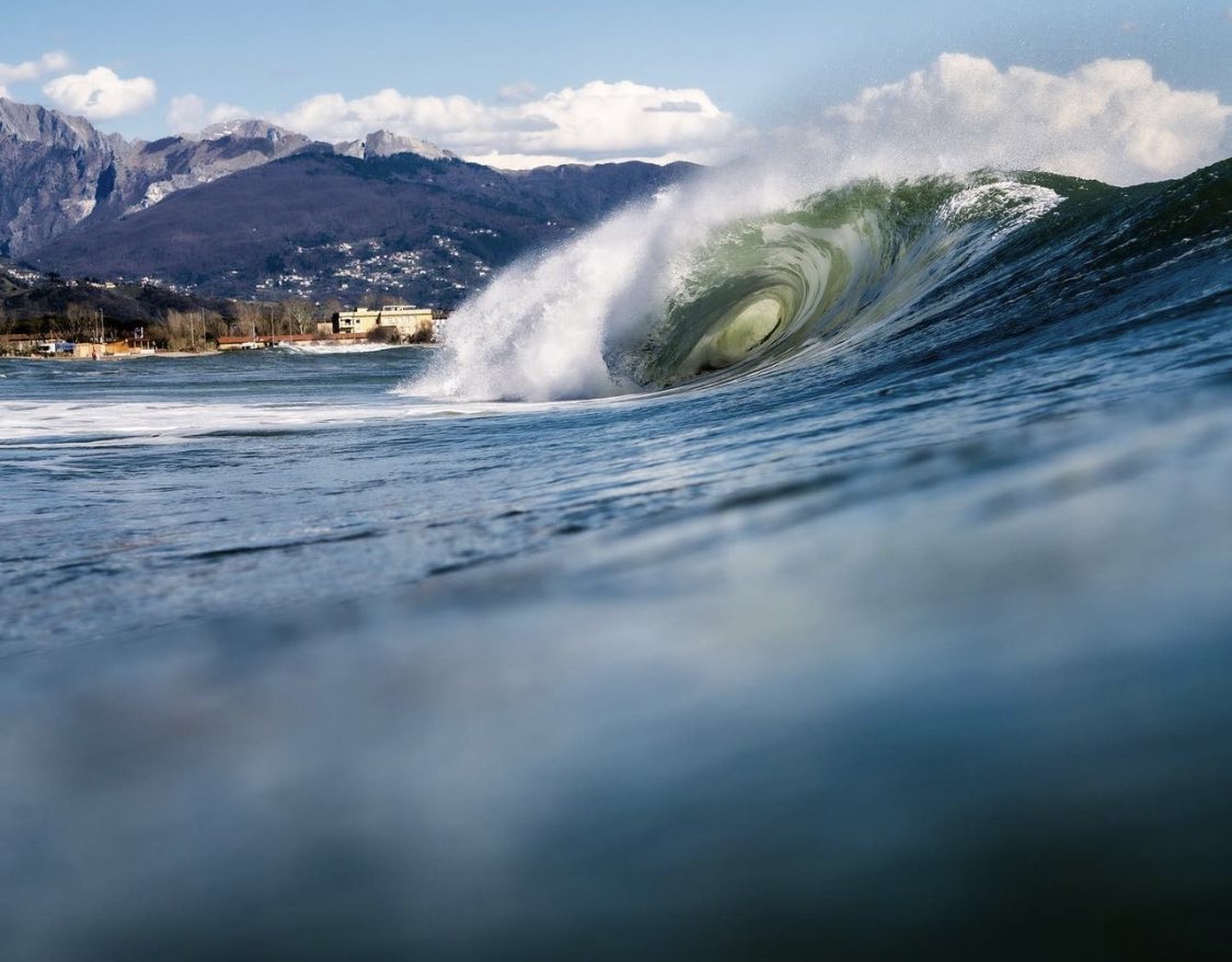 Earlier this week up North seeing insane conditions
#emptyperfection #exploremore #diamondsdancing 

#surfingthemediterranean #italiansurf #saltwater #wave #italy #waterphotography #italiansurfers #surfing #surfingitaly #italiansurf #italysurf #surfitaly #pointbreak #firing