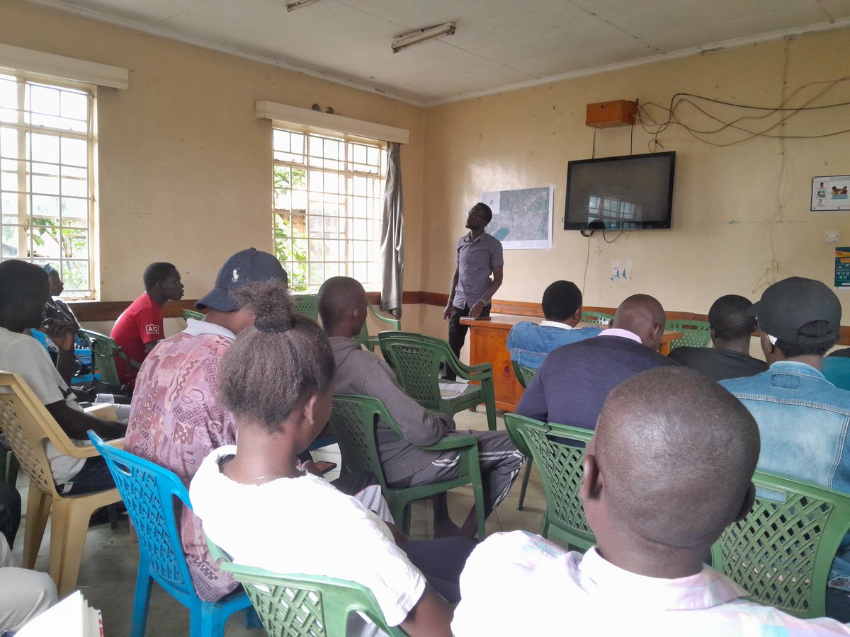 DAbrahamB's tweet image. Mr. Severiano of @Maseno_Uni introducing the theme of the day and telling the community members the importance of #vulnerabilitymapping in the settlement.@Wanavijiji_sdi @WeAreVCA