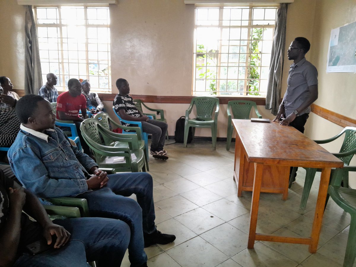 DAbrahamB's tweet image. Mr. Severiano of @Maseno_Uni introducing the theme of the day and telling the community members the importance of #vulnerabilitymapping in the settlement.@Wanavijiji_sdi @WeAreVCA