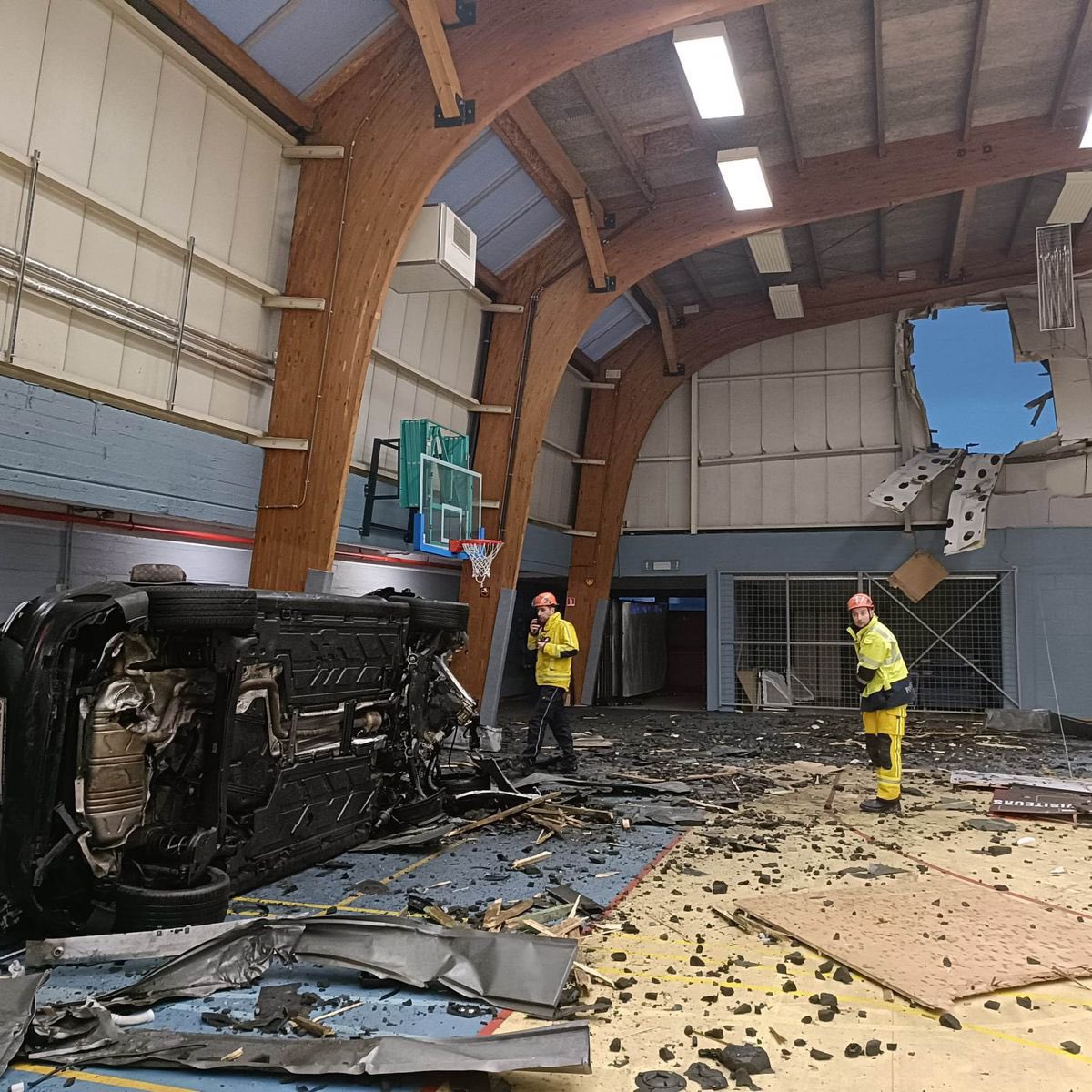 niporwifi's tweet photo. Accidente del futbolista Sofiane Kiyine del Oud-Heverlee Leuven en Flemalle (Bélgica). El vehículo literalmente voló porque Kiyine iría conduciendo a unos 200 kms/h y acabó en un pabellón de deportes. https://t.co/yD3aVyq3FJ