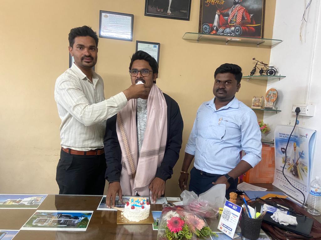 KalanshU's tweet photo. कोपरगाव शहरातील युवा इंजिनियर तसेच स्वामी असोसिएट अँड कंट्रक्शन चे इंजिनीयर माननीय श्री गौरव डुकरे आणि श्री लक्ष्मीकांत गायके यांनी कालांश उद्योग उद्योग समूहाचे अध्यक्ष मा.श्री. रोहितजी काले यांच्या वाढदिवसानिमित्त सत्कार समारंभ करण्यात आला. https://t.co/oWQ16tGLge