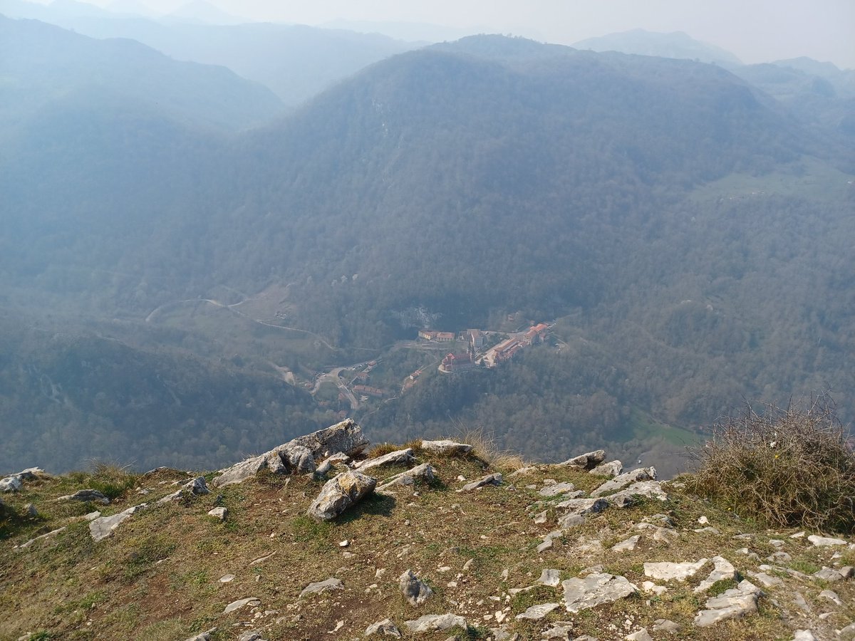 Por lo que leo, dicen que el Monte Priena, está en llamas. Es un bulo. Ayer estuvimos por ahí y no es cierto.
#covadonga #incendiosasturias