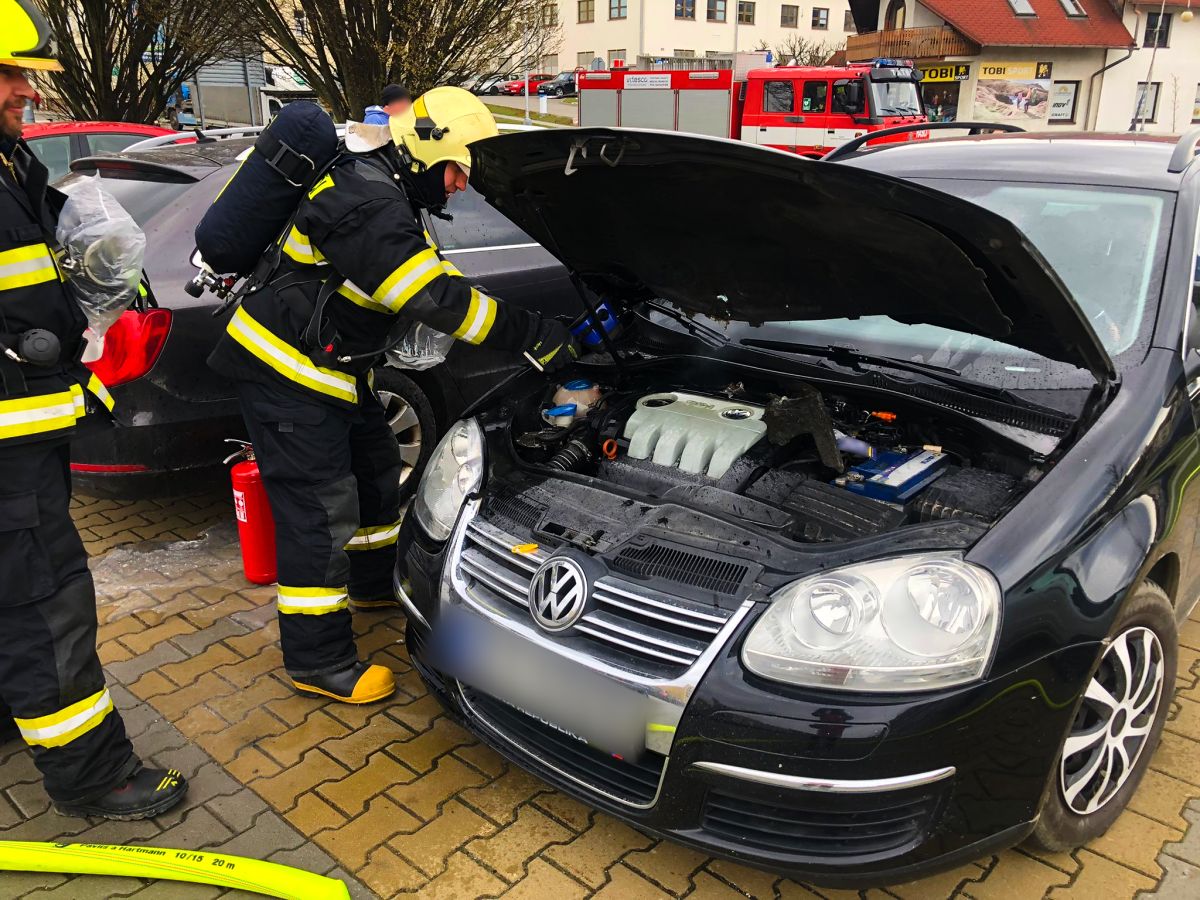 hasicifrenstat's tweet photo. Ve čtvrtek 30. 3. řešili frenštátští hasiči společně s @hzsmsk požár osobního automobilu ve Frenštátě pod Radhoštěm. Ještě před příjezdem uhasil vzniklý požár majitel vozidla, hasiči zkontrolovali místo zahoření termokamerou a provedli dodatečné ochlazení. https://t.co/XZUBUF9NHi https://t.co/HI7qjuQF20