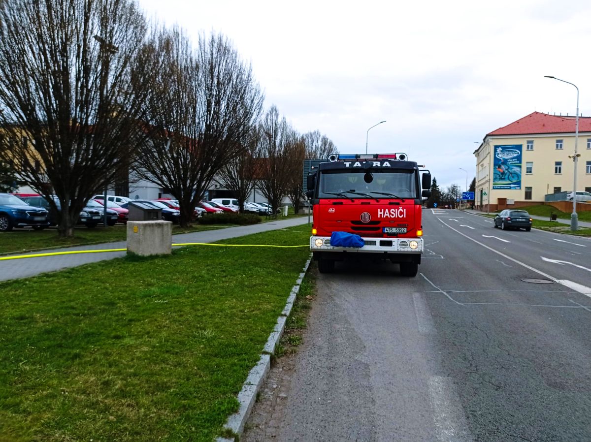 hasicifrenstat's tweet photo. Ve čtvrtek 30. 3. řešili frenštátští hasiči společně s @hzsmsk požár osobního automobilu ve Frenštátě pod Radhoštěm. Ještě před příjezdem uhasil vzniklý požár majitel vozidla, hasiči zkontrolovali místo zahoření termokamerou a provedli dodatečné ochlazení. https://t.co/XZUBUF9NHi https://t.co/HI7qjuQF20
