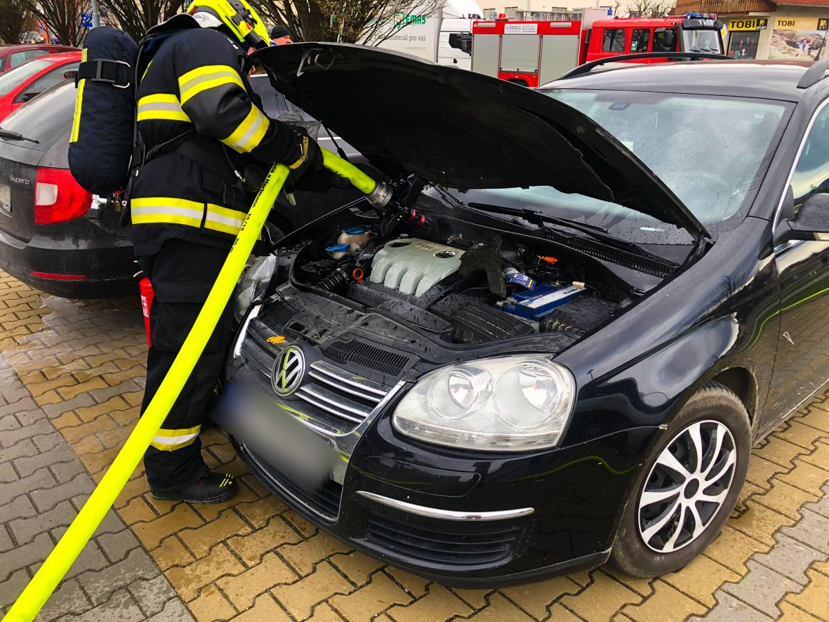 hasicifrenstat's tweet photo. Ve čtvrtek 30. 3. řešili frenštátští hasiči společně s @hzsmsk požár osobního automobilu ve Frenštátě pod Radhoštěm. Ještě před příjezdem uhasil vzniklý požár majitel vozidla, hasiči zkontrolovali místo zahoření termokamerou a provedli dodatečné ochlazení. https://t.co/XZUBUF9NHi https://t.co/HI7qjuQF20