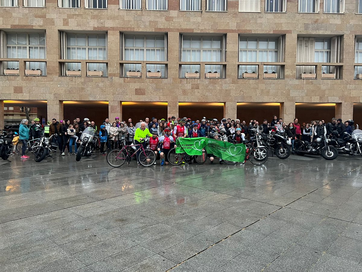 AytoLogrono's tweet photo. 🚲|Desde la Plaza del Ayuntamiento ha partido esta mañana el reto “Tres amigos y un destino”: hacer el Camino de Santiago en 3 días y recaudar 20.000€ para la @ContraCancerRIO.
El alcalde de #Logroño, Pablo Hermoso, les ha acompañado en la salida.
Una actividad de #30DiasEnBici https://t.co/NKQ4kbsPfn
