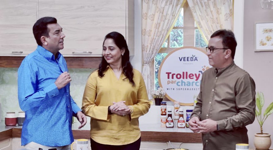 SupermarketWala's tweet photo. A day away from regular work, doing something outside my comfort zone.
#TrolleyParCharcha shoot with super versatile content powerhouse @Alyonakapoor 
A cameo appearance by   @SanjeevKapoor added zing to the Charcha. 
7 chats.. Coming soon.. #Veeba🙏🏾! https://t.co/2AH7T7bud0