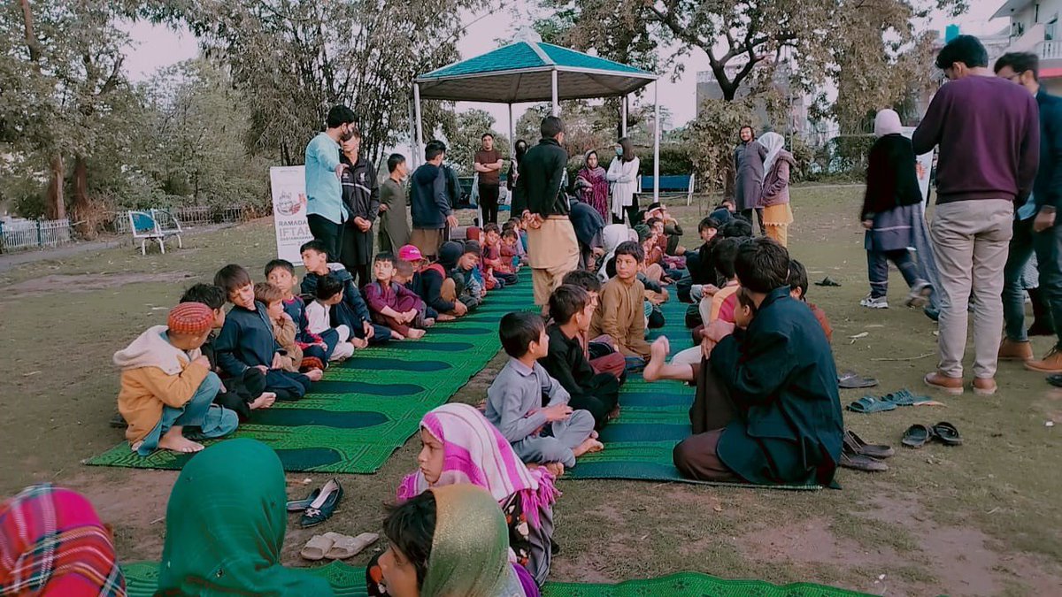 MSfoundationPK's tweet photo. Million Smiles Foundation, Team #Islamabad, is bringing smiles to the faces of over 120 people by arranging an iftaar at Rawal chowk, Rawal town public park with EOTO street school.

اس ماہِ نور، مسکراہٹیں بھرپور۔

#RamadanKareem #IftariSabKeLiey
#SmilesforHumanity https://t.co/Crv6Bhf38X
