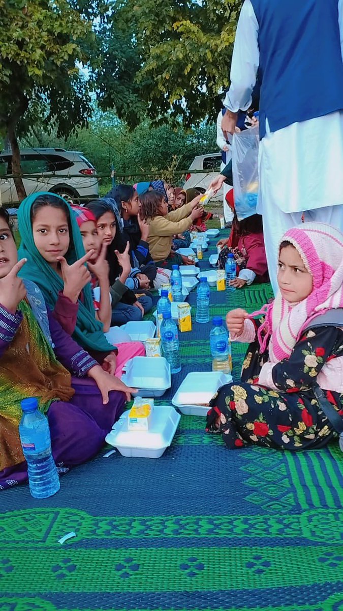 MSfoundationPK's tweet photo. Million Smiles Foundation, Team #Islamabad, is bringing smiles to the faces of over 120 people by arranging an iftaar at Rawal chowk, Rawal town public park with EOTO street school.

اس ماہِ نور، مسکراہٹیں بھرپور۔

#RamadanKareem #IftariSabKeLiey
#SmilesforHumanity https://t.co/Crv6Bhf38X
