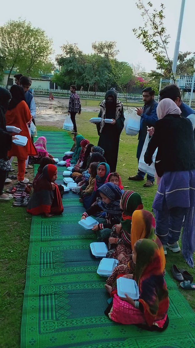 MSfoundationPK's tweet photo. Million Smiles Foundation, Team #Islamabad, is bringing smiles to the faces of over 120 people by arranging an iftaar at Rawal chowk, Rawal town public park with EOTO street school.

اس ماہِ نور، مسکراہٹیں بھرپور۔

#RamadanKareem #IftariSabKeLiey
#SmilesforHumanity https://t.co/Crv6Bhf38X