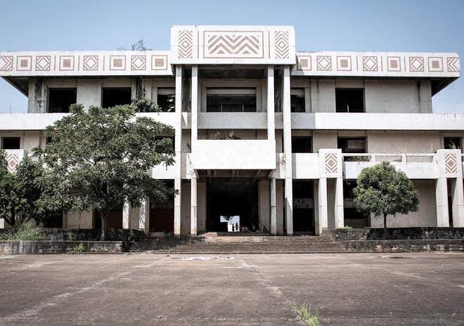 AfricaFactsZone's tweet photo. As the President of DR Congo, Mobutu Sese Seko made his hometown, Gbadolite a luxurious town.

He built a hydroelectric dam, an international airport, three large palaces, a top notch hospital, school, nuclear bunker and luxury church in the town.

His palaces are now in ruins. https://t.co/qXNwWMSykg