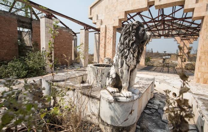AfricaFactsZone's tweet photo. As the President of DR Congo, Mobutu Sese Seko made his hometown, Gbadolite a luxurious town.

He built a hydroelectric dam, an international airport, three large palaces, a top notch hospital, school, nuclear bunker and luxury church in the town.

His palaces are now in ruins. https://t.co/qXNwWMSykg