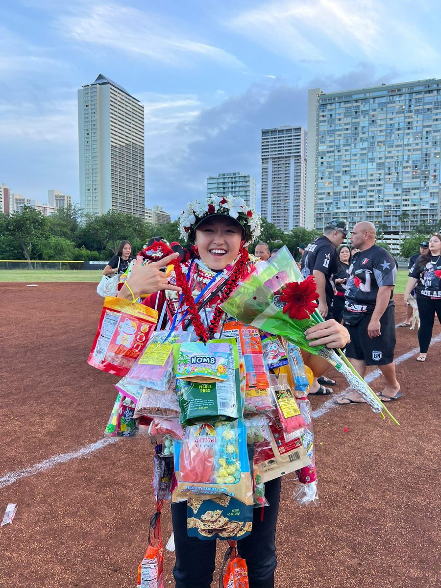 ESPNHonolulu's tweet photo. 🥎 Senior Nights already?!? #SnacksForDays 

📸: @madixx_ https://t.co/UMWTRW9Ub5