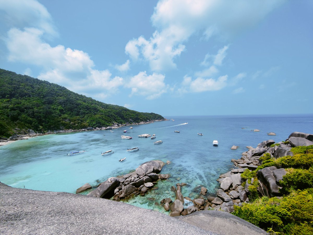 IamHyunjinsBae's tweet photo. I could literally stay here forever! Swimming and snorkeling all days! No work!  just fish, turtles and Saejin! 
#SimilanIsland https://t.co/FTjEhonUHT
