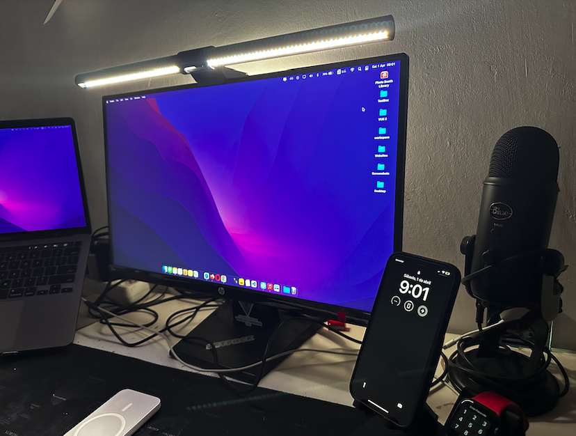 accolades_dev's tweet photo. One of the best lightbars I use is @benqlighting_uk
The soft light in the dark goes like a charm as an early bird worker
#DontSettle, as #benqlighting has a great product like #benqscreenbar
@UsBenq
https://t.co/QHcLAvkbsj
#ad https://t.co/MMcnWi2KIV