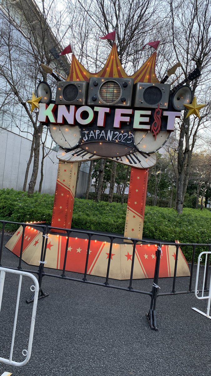 ロットンばり飛んだけどステージ戻るのに時間掛かる…VIPじゃなきゃ早く最前戻れんのかも。
メイデン着てたが他のHMバンT着てるのみると胸熱🔥 https://t.co/moKmEb4iCj