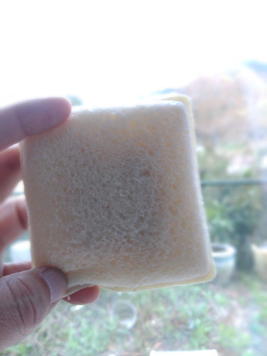 komutann's tweet photo. 先日ランチパックのナポリタンを買った。あまりに具が少なく山崎に電話を入れ『工場に送って下さい』との事で送りました。
先ほど工場の製造責任者から申し訳ありませんでした。原材料が高いので通常よりも中身が少ないとの事
食べかけの写真ですが
これが規定量だそうです。

https://t.co/AIftybaDME https://t.co/zBhSzW1JFQ