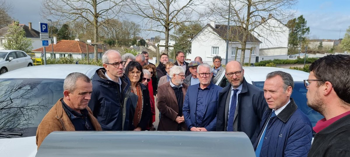 Fxlehecho's tweet photo. Nous étions jeudi à l’inauguration de la station de location de deux véhicules électriques en libre-service qui ouvre officiellement ce samedi 1er avril 2023 à #Châteaubriant sur la parking de la gare.

Un nouveau service pour les habitants et les touristes du territoire. 🚙⚡️🔋 https://t.co/pStdDDBMsn