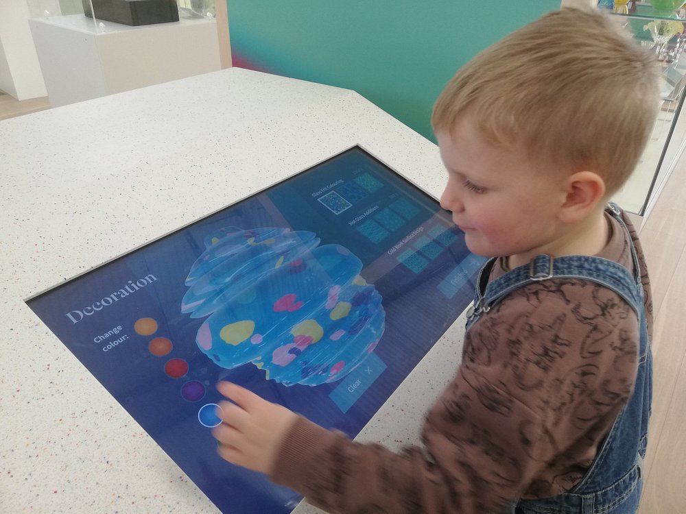 🎉 Free entry for kids this weekend at Stourbridge Glass Museum for #DiscoverDudley weekend! Bring the family and discover the beauty of glass-making in the heart of England. Don't miss out on this exciting opportunity. #StourbridgeGlassMuseum #FamilyFun #FreeEntryForKids 🍭👨‍👩‍👧‍👦🌟