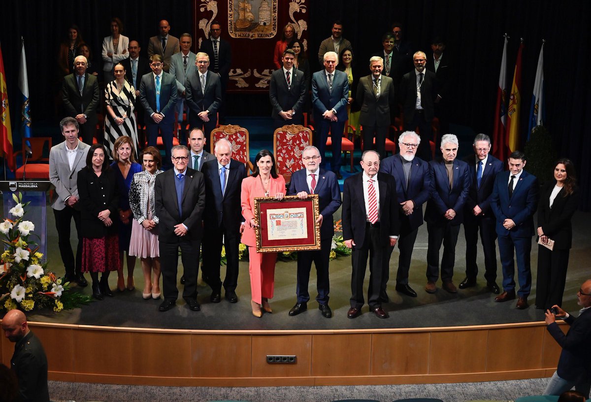 Alvaro__Lavin's tweet photo. Ayer mismo el Ayuntamiento de 
#Santanderciudad concedía a @unican la medalla de oro de la ciudad por sus 50 años de historia

Hoy firmamos con @unican la firma de un convenio para investigar con #FondosEuropeos sobre el #IMV 

La historia juntos continúa… https://t.co/0ew3xSaOX9