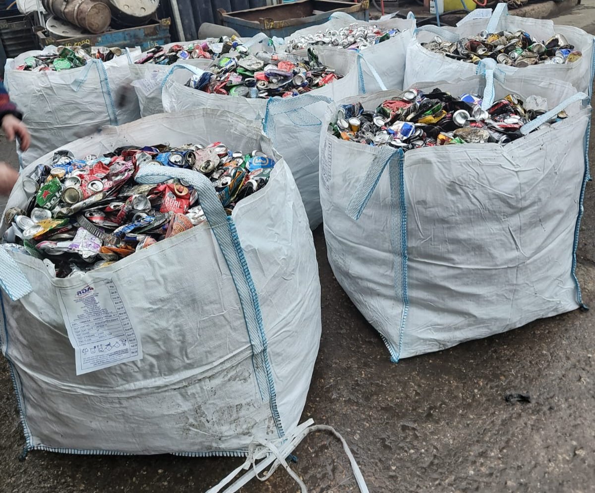 Rubyjones1926's tweet photo. @AylesburyWombl1 metal Recycling done this morning 

247kg in Alu cans (approx 17000 cans)
400kg Nitrous oxide cannisters (311 cannisters)

Removed from the streets of #Aylesbury in 8 weeks 

@BBCBabs_michel @TalkRoberto @KeepBritainTidy @RobBAylesbury @BucksCouncil @aylesburytc https://t.co/uLZS0il565