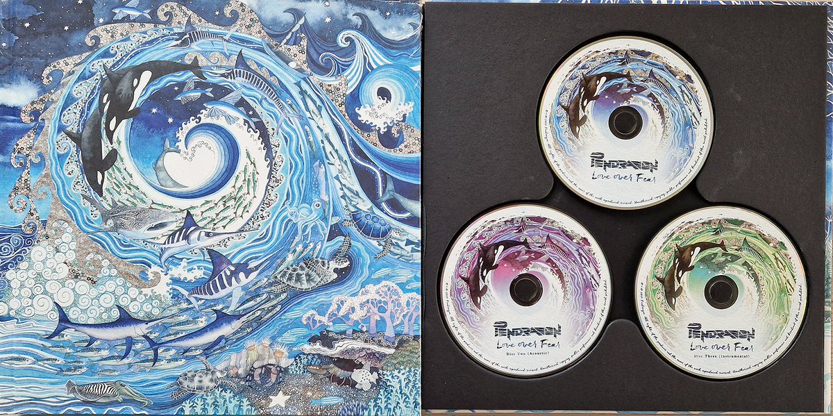 BuiltByFrance's tweet photo. ** EN STOCK **
PENDRAGON "Love Over Fear" édition livre 32 pages 3 CD (versions studio, acoutique et instrumentale) https://t.co/Uei1QctUYg
#pendragon #loveoverfear #nickbarrett #petergee #clivenolan #janvincentvelazco #theseedsoflove #atrickofthetail #rock #music #musique #surf https://t.co/rJVFIB1lUr