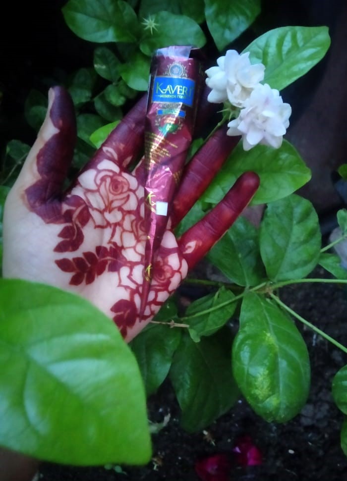 KaveriMehendi's tweet photo. The perfect, gorgeous & dark stain of Kaveri Mehendi Cone🌿
#Kaveri #KaveriMehendi #KaveriBrand #KaveriKeRang #BestMehendi #TyohaarKeRangKaveriKeSang #anupamaa #RupaliGanguly #natural #herbs #organic #VelnikIndia https://t.co/jZ6kH2FPtK
